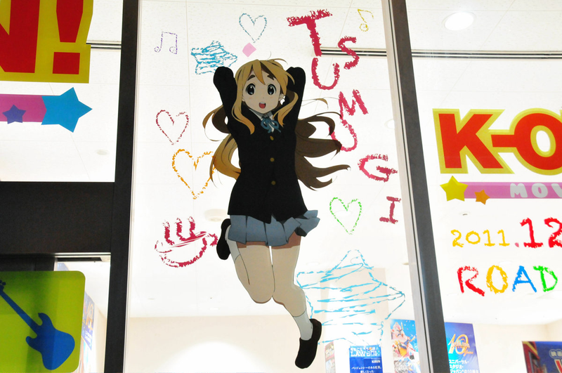 Illustration for article titled Watch Men Turn a Convenience Store into a Schoolgirl Anime Mecca